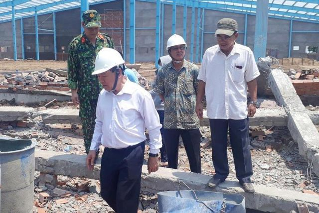 &Ocirc;ng Trần Văn R&oacute;n - B&iacute; thư Tỉnh ủy Vĩnh Long - c&oacute; mặt tại hiện trường chỉ đạo c&ocirc;ng t&aacute;c cứu hộ v&agrave; điều tra.