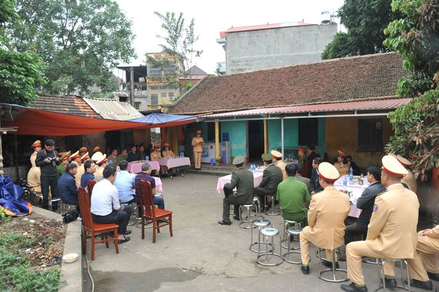 Lễ thăng h&agrave;m diễn ra tại gia đ&igrave;nh Trung t&aacute; Luận.