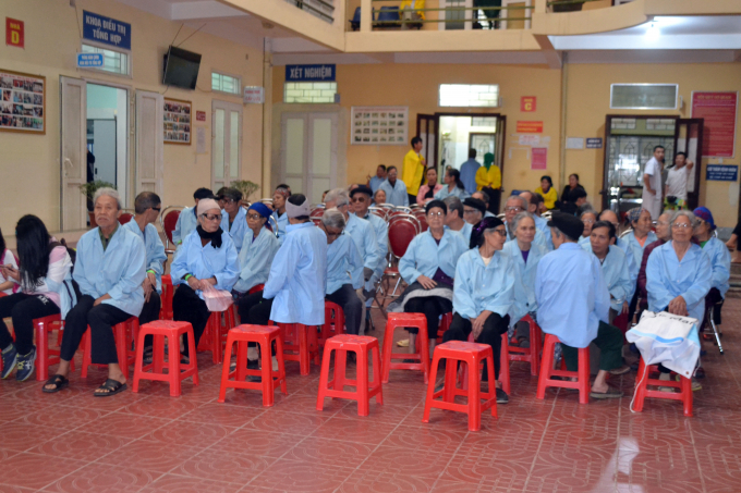 Đ&ocirc;ng đảo bệnh nh&acirc;n đến kh&aacute;m, chữa mắt bị đục thủy tinh thể.