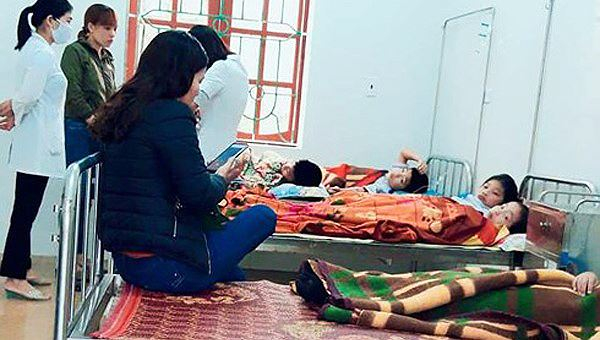7 em học sinh được điều trị khi c&oacute; triệu chứng đau bụng, buồn n&ocirc;n nghi ngộ độc thực phẩm (Ảnh: Ho&agrave;ng Nam)