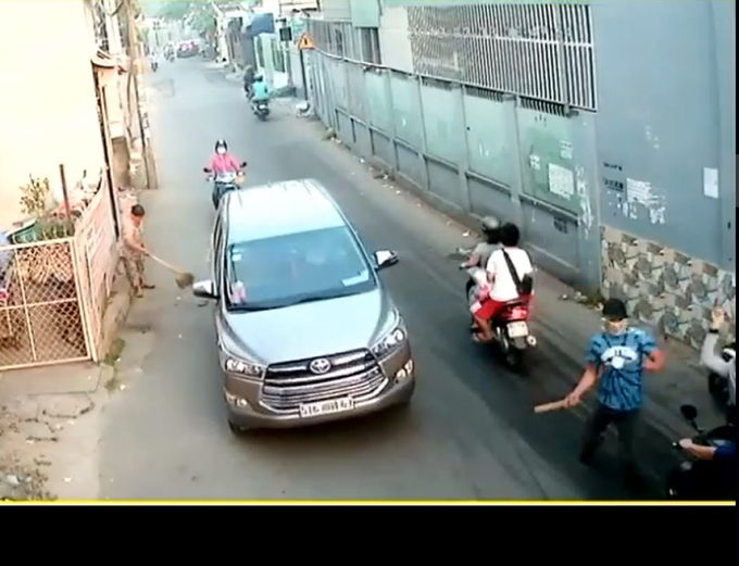 &Ocirc;ng Sơn bị nh&oacute;m đối tượng lạ mặt chặn đường đ&aacute;nh (ảnh cắt từ clip).