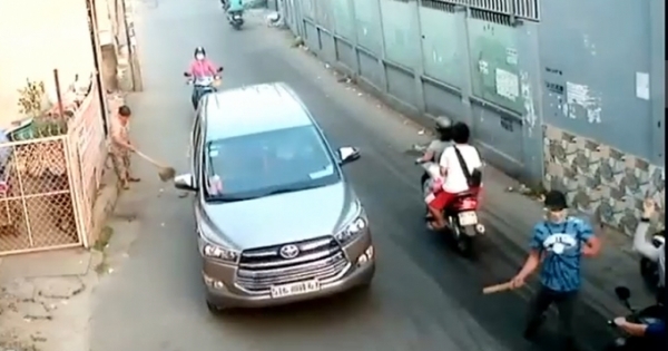 Điều tra 4 đối tượng bịt khẩu trang, dùng hung khí “truy sát” người