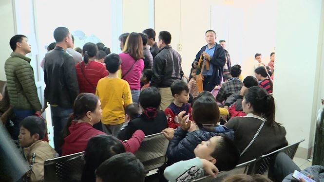 Phụ huynh chờ đợi đưa con v&agrave;o kh&aacute;m với t&acirc;m trạng lo lắng, căng thẳng