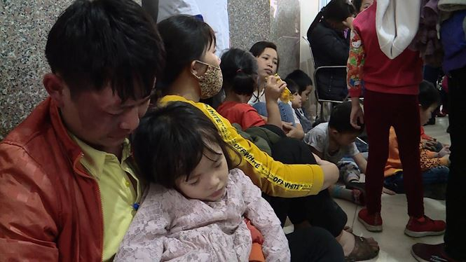 Cả bố v&agrave; con đều mệt mỏi v&igrave; số lượng trẻ kh&aacute;m qu&aacute; đ&ocirc;ng n&ecirc;n chờ từ s&aacute;ng đến trưa vẫn chưa tới lượt v&agrave;o kh&aacute;m