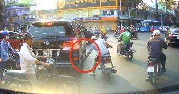 Clip xe sang Lexus 570 đang lưu thông bị siêu trộm cạy logo trong "chớp mắt"