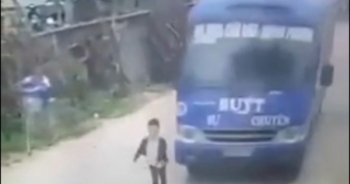 Clip: Cú bẻ lái thót tim giúp bé trai thoát chết trong tích tắc