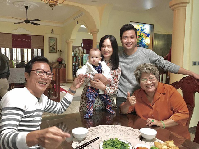 Gia đ&igrave;nh của n&agrave;ng d&acirc;u Lam Lam trong phim (Ảnh: Facebook NSƯT Minh Vượng)