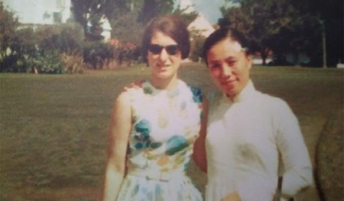 B&agrave; Nancy Hollander v&agrave; b&agrave; Nguyễn Thị B&igrave;nh năm 1965