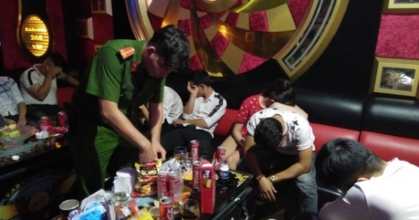 Kiểm tra quán karaoke, phát hiện nhiều người đang “phê” ma túy