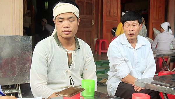 Người chồng kể lại gi&acirc;y ph&uacute;t bới đất đ&aacute; t&igrave;m thi thể người vợ bất tỉnh v&agrave; tử vong sau đ&oacute;.