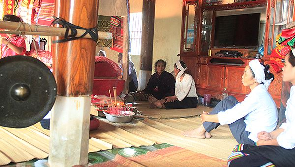 Ba c&aacute;i chết trong một buổi chiều nơi bản ngh&egrave;o.