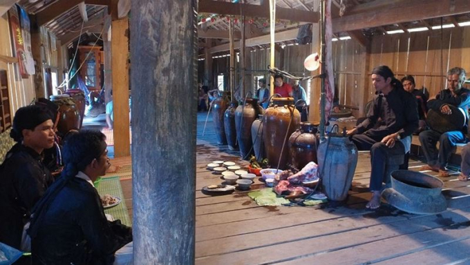 Một lần c&uacute;ng trong lễ c&uacute;ng trưởng th&agrave;nh của người &Ecirc; Đ&ecirc; ở huyện S&ocirc;ng Hinh.