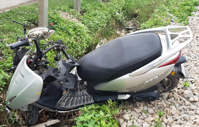 Chiếc xe m&aacute;y bị t&ocirc;ng văng xa khoảng 50m v&agrave; bị hư hỏng nặng. Ảnh: NT