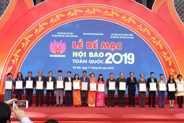 Ban tổ chức trao c&aacute;c giải thưởng chương tr&igrave;nh ph&aacute;t thanh-truyền h&igrave;nh ấn tượng v&agrave; gian trưng b&agrave;y đẹp cho c&aacute;c cơ quan b&aacute;o ch&iacute;, trong đ&oacute; c&oacute; Cổng Th&ocirc;ng tin điện tử Ch&iacute;nh phủ v&agrave; B&aacute;o điện tử Ch&iacute;nh phủ.