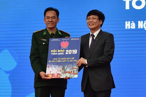 Ban tổ chức trao tất cả ấn phẩm trưng b&agrave;y tại Hội b&aacute;o cho bộ đội Hải qu&acirc;n nh&acirc;n d&acirc;n Việt Nam.