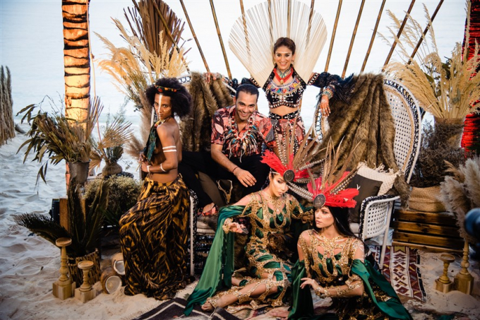 C&ocirc; d&acirc;u Kaabia Grewal v&agrave; ch&uacute; rể Rushang Shah (tr&ecirc;n c&ugrave;ng, giữa) trong đ&ecirc;m tiệc mang phong c&aacute;ch thổ d&acirc;n.