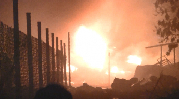 Đ&aacute;m ch&aacute;y b&ugrave;ng ph&aacute;t dữ dội (Ảnh: Nguyễn Hảo)