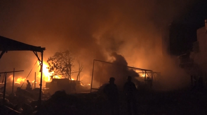 Lực lượng chức năng nỗ lực dập lửa (Ảnh: Nguyễn Hảo)