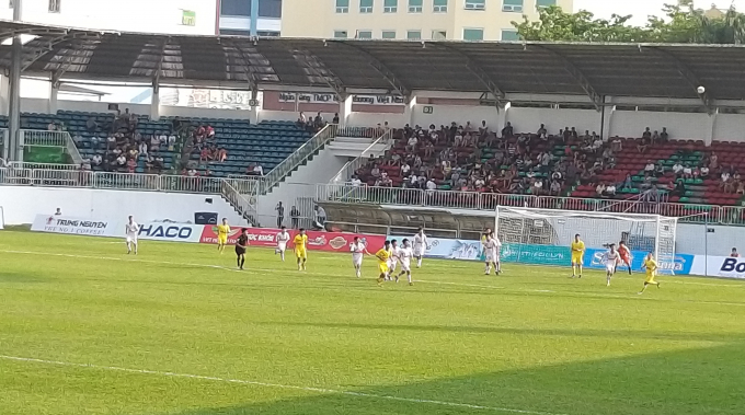 B&agrave;n thắng mở tỉ số ph&uacute;t thứ 18 của Nguyễn Nam Trường l&agrave;m CĐV HAGL chết lặng