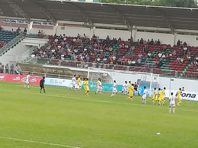 Hiệp 2 c&aacute;c cầu thủ HAGL cố gắng t&igrave;m b&agrave;n gỡ nhưng bất th&agrave;nh.