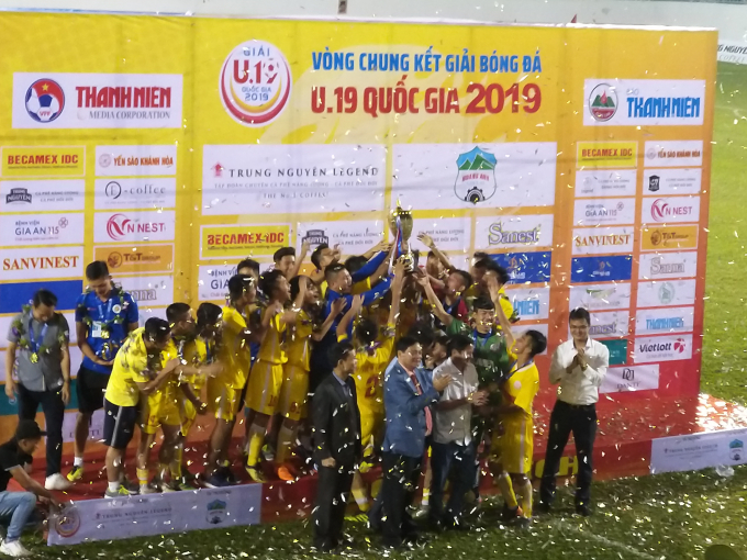 Đội U19 H&agrave; Nội vui mừng với chức v&ocirc; địch.