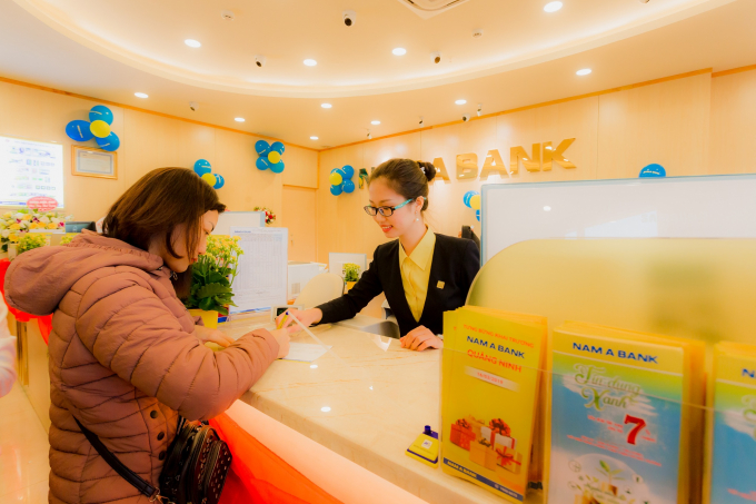 Kh&aacute;ch h&agrave;ng đến tham dự khai trương v&agrave; giao dịch tại Nam A Bank Quảng Ninh.