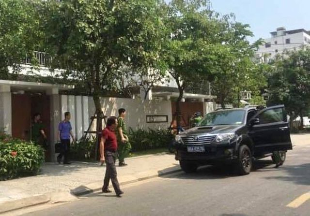 C&aacute;c lực lượng chức năng rời khỏi nh&agrave; &ocirc;ng Tuấn, kết th&uacute;c buổi kh&aacute;m nh&agrave; v&agrave;o l&uacute;c 10h30 c&ugrave;ng ng&agrave;y.