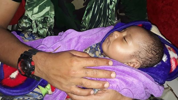 H&igrave;nh ảnh em b&eacute; năm th&aacute;ng tuổi được may mắn cứu sống. Nguồn: AFP.