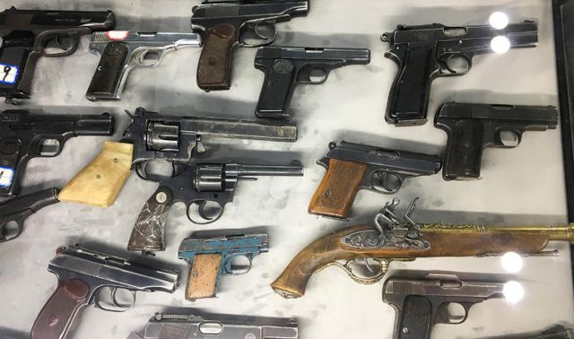 C&aacute;c loại vũ kh&iacute; của c&aacute;c phần tử cực đoan bị ch&iacute;nh phủ Trung Quốc thu giữ. (Ảnh: Reuters)