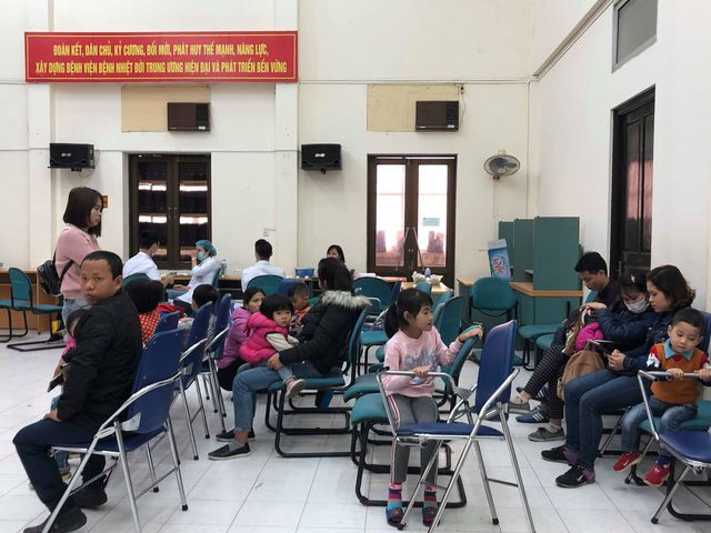 Trẻ em từ Bắc Ninh được gia đ&igrave;nh đưa l&ecirc;n BV Bệnh Nhiệt đới Trung ương x&eacute;t nghệm t&igrave;m s&aacute;n lợn. ảnh D&acirc;n tr&iacute;