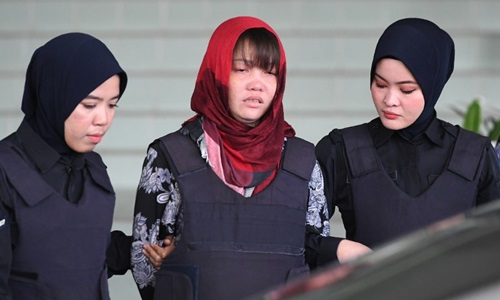 Cảnh s&aacute;t &aacute;p giải Đo&agrave;n Thị Hương (giữa)&nbsp;rời&nbsp;t&ograve;a &aacute;n ở Kuala Lumpur, Malaysia h&ocirc;m 14/3. Ảnh:&nbsp;AFP.