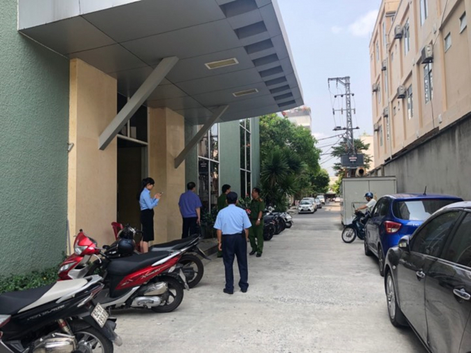 C&ocirc;ng an cũng đến kh&aacute;m x&eacute;t nh&agrave; &ocirc;ng Nguyễn Đ&igrave;nh Thống.