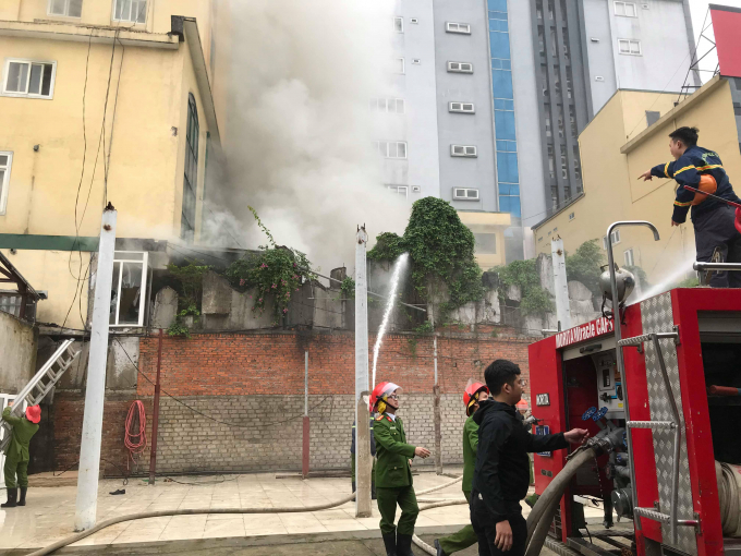 Sau nhiều nỗ lực của cơ quan chức năng, đ&aacute;m ch&aacute;y cơ bản được khống chế. GĐ C&ocirc;ng an tỉnh Nghệ An x&aacute;c nhận c&oacute; 1 nạn nh&acirc;n tử vong.