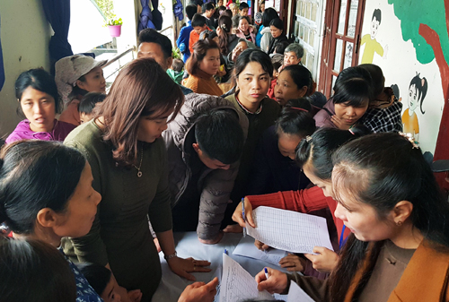 Phụ huynh xếp h&agrave;ng đăng k&yacute; cho con x&eacute;t nghiệm tại Trường Mầm non Thanh Khương s&aacute;ng 18/3.