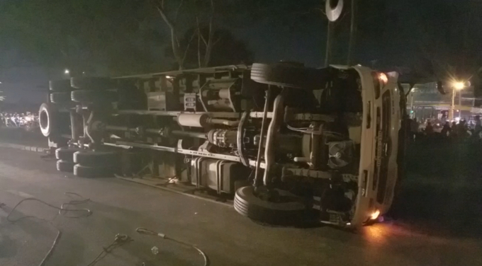 Chiếc xe tải lật ngang giữa đường (Ảnh: Nguyễn Hảo)