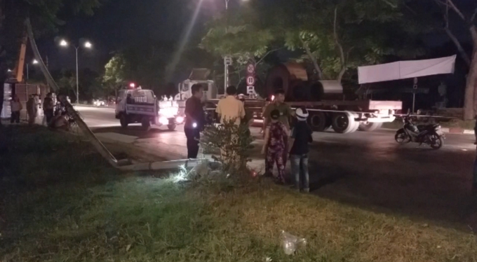 Một cột đ&egrave;n bị t&ocirc;ng g&atilde;y (Ảnh: Nguyễn Hảo)