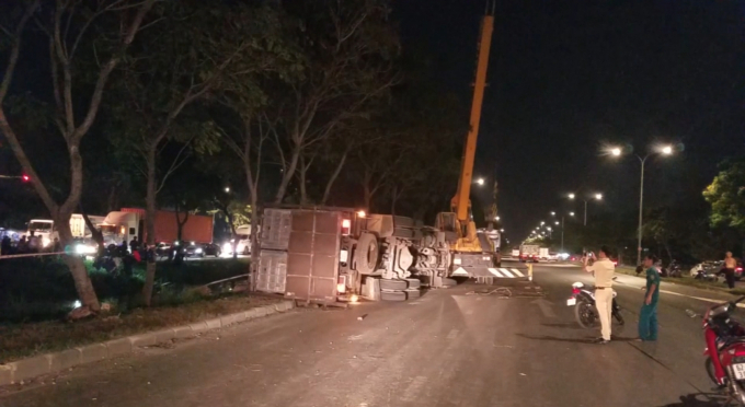 Lực lượng chức năng xử l&yacute; vụ việc (Ảnh: Nguyễn Hảo)