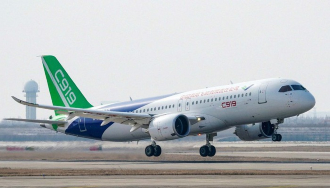 Một m&aacute;y bay C919 do Trung Quốc sản xuất trong chuyến bay đầu ti&ecirc;n từ s&acirc;n bay Phố Đ&ocirc;ng, Thượng Hải v&agrave;o th&aacute;ng 12/2018 - Ảnh: AP/Bloomberg.