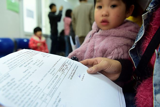 Trẻ Bắc Ninh x&eacute;t nghiệm s&aacute;n lợn tại Viện Sốt r&eacute;t K&yacute; sinh tr&ugrave;ng C&ocirc;n tr&ugrave;ng Trung ương. Ảnh:&nbsp;Giang Huy.