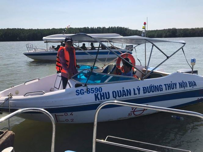 &nbsp;Lực lượng chức năng t&igrave;m kiếm nạn nh&acirc;n.