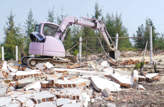 Một ng&ocirc;i nh&agrave; x&acirc;y dựng tr&aacute;i ph&eacute;p ở Khu kinh tế Nhơn Hội bị cưỡng chế v&agrave;o ng&agrave;y 5.3 vừa qua.&nbsp;HO&Agrave;NG TRỌNG.