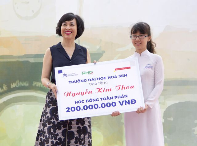 Với th&agrave;nh t&iacute;ch học xuất sắc của m&igrave;nh, Nguyễn Kim Thoa vừa nhận học bổng to&agrave;n phần của trường ĐH Hoa Sen.