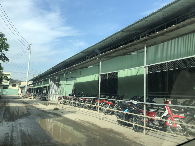 Nh&agrave; xưởng c&ugrave;ng loạt c&ocirc;ng tr&igrave;nh phụ trợ mọc l&ecirc;n tr&ecirc;n đất n&ocirc;ng nghiệp (Ảnh: Anh Tuấn)