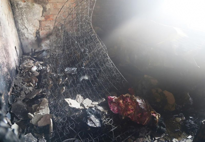 Đ&aacute;m ch&aacute;y thi&ecirc;u rụi nhiều đồ đạc trong căn hộ. Ảnh: HẢI HIẾU.