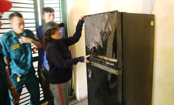 Chủ nh&agrave; tiếc nuối v&igrave; tủ lạnh bị ch&aacute;y x&eacute;m. Ảnh: HẢI HIẾU.