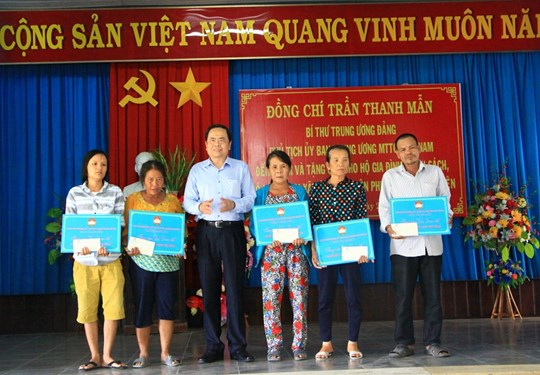 Chủ tịch UBTƯ MTTQ Việt Nam Trần Thanh Mẫn trao 5 căn nh&agrave; Đại đo&agrave;n kết cho hộ ngh&egrave;o tại x&atilde; H&ograve;a An, huyện Ph&uacute; H&ograve;a, tỉnh Ph&uacute; Y&ecirc;n.