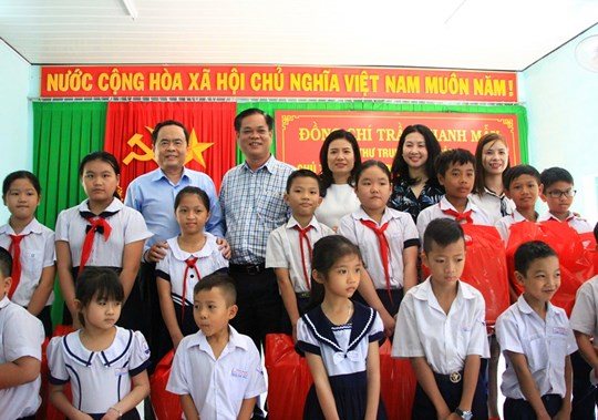 Chủ tịch UBTƯ MTTQ Việt Nam Trần Thanh Mẫn trao qu&agrave; cho c&aacute;c em học sinh c&oacute; ho&agrave;n cảnh kh&oacute; khăn tr&ecirc;n địa b&agrave;n tỉnh Ph&uacute; Y&ecirc;n.