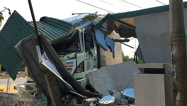 C&uacute; t&ocirc;ng khiến tiệm t&oacute;c đổ sập, rất may kh&ocirc;ng c&oacute; thương vong về người.