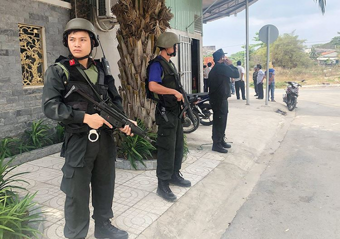 Cảnh s&aacute;t v&acirc;y bắt ổ ma t&uacute;y. (Ảnh: VnExpress)