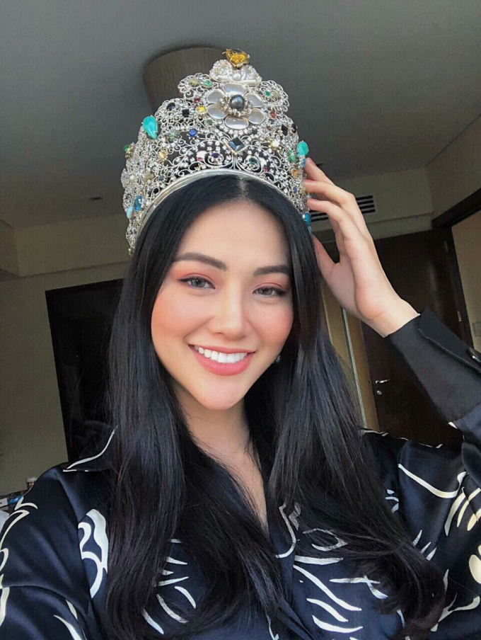 Bị tố phẫu thuật thẩm mỹ nhưng Hoa hậu Phương Kh&aacute;nh lại chứng minh &ldquo;gương mặt kh&aacute;c lạ&rdquo; l&agrave; nhờ trang điểm